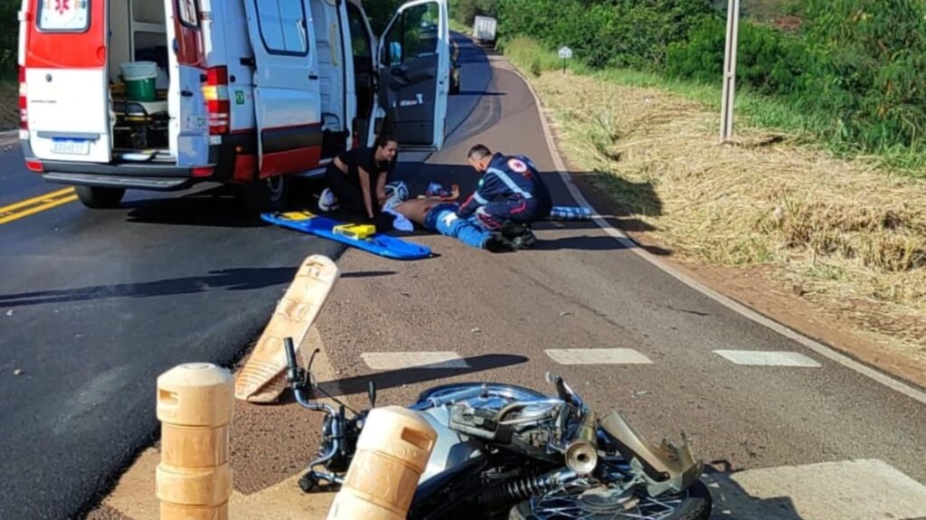 Jovem de 18 anos sofre graves ferimentos após acidente de moto no trevo de Cruzeiro do Sul